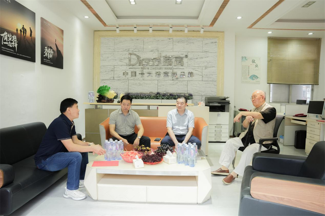 龔谷成中將蒞臨蒂高衛浴考察指導工作3.jpg